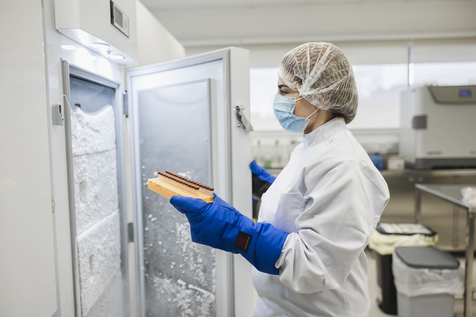 Tecnica al lavoro sulle postazioni criogeniche del laboratorio