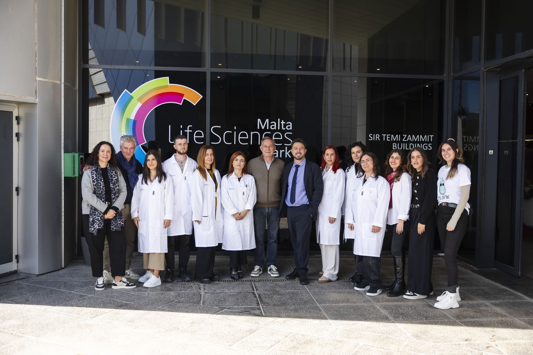 Il team The BioArte davanti al Malta Life Sciences Park